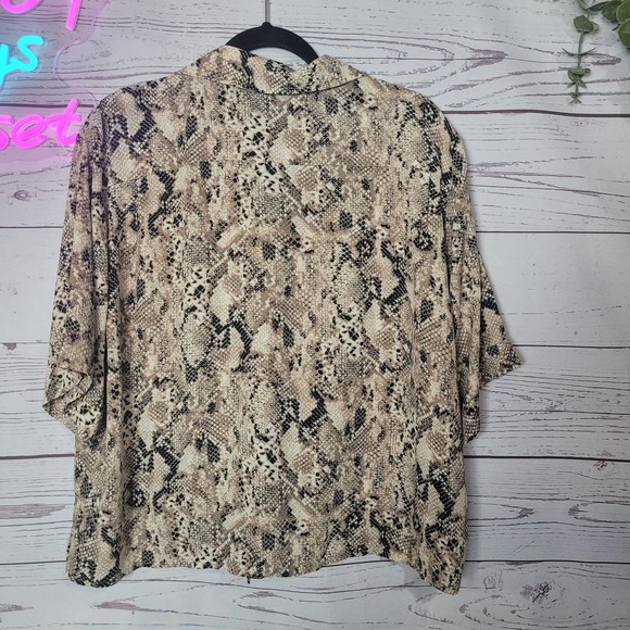 Sanctuary Snakeskin Print Short Sleeve Front Tie Boxy Top Womans Size Large - Picture 2 of 6